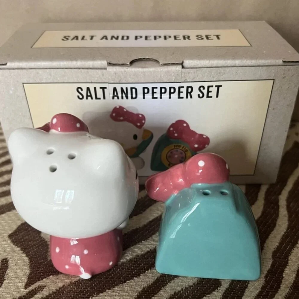 NEW Sanrio Hello Kitty Phone A Friend Blue Sky Salt & Pepper Shaker Set